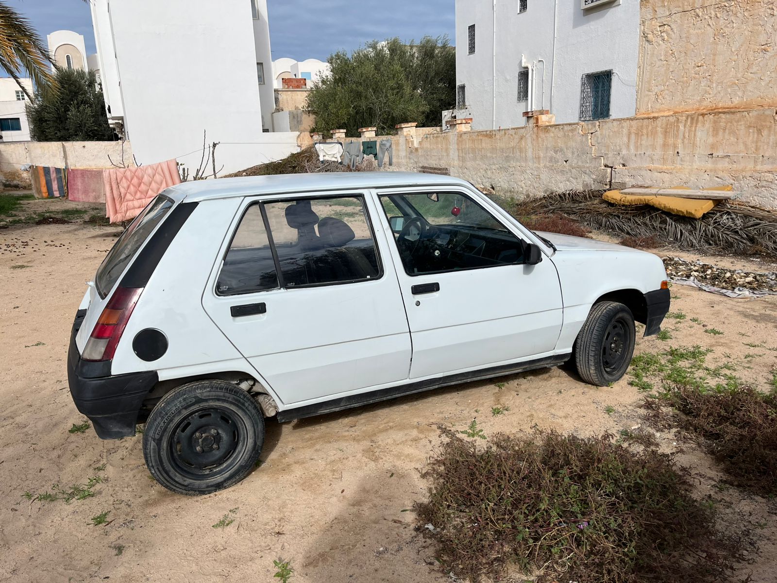Renault Supercinq (ou Super 5) en bon état a vendre à djerba