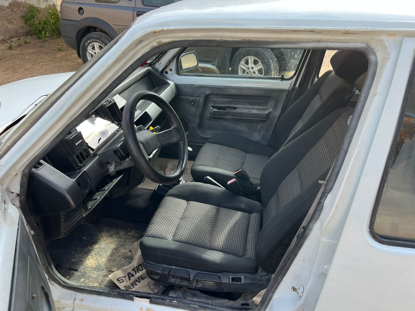 Renault Supercinq (ou Super 5) en bon état a vendre à djerba - Image 2